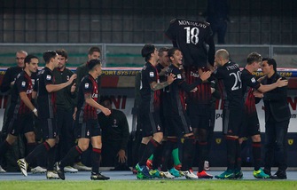 Milan: Niang segna e tira fuori la maglia di Montolivo, le immagini dell'esultanza