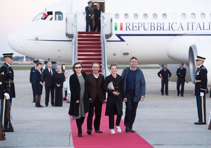 Bebe Vio da Obama, scende dall'aereo con Benigni