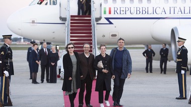Bebe Vio da Obama, scende dall'aereo con Benigni