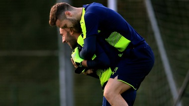 FOTO Arsenal, Mustafi fa il "koala" con Ospina