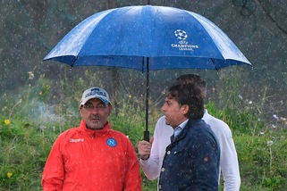 FOTO Napoli, Sarri si fa reggere l'ombrello