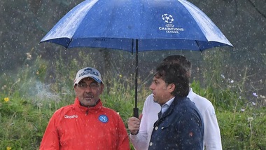 FOTO Napoli, Sarri si fa reggere l'ombrello