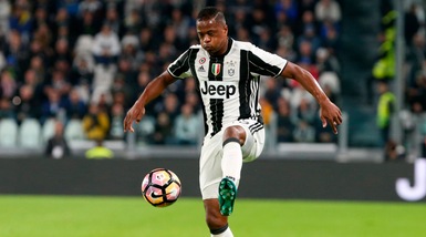 Juventus, con il Lione Evra centrale e Lemina regista