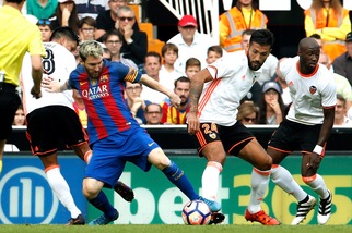 Liga: Valencia-Barcellona 2-3, le immagini del match
