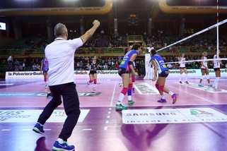 L'Igor Novara non fa sconti e mantiene la vetta. 3-0 a Montichiari