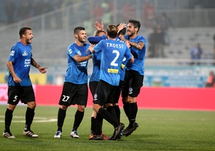 Serie B: Novara-Bari 1-0; Pro Vercelli-Latina 1-1; Pisa-Verona 0-0