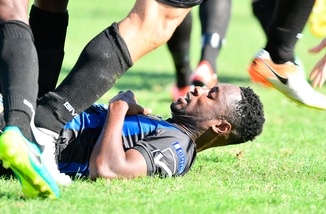 Cittadella-Latina, Boakye si scontra con Pasa: l'attaccante esce dal campo in ambulanza