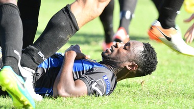 Cittadella-Latina, Boakye si scontra con Pasa: l'attaccante esce dal campo in ambulanza