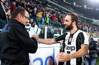 FOTO Higuain-Sarri, l'abbraccio prima di Juve-Napoli