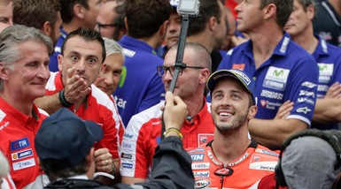 MotoGp, Dovizioso vince sotto la pioggia di Sepang
