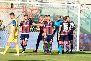 Trotta-Falcinelli: il Crotone stende il Chievo