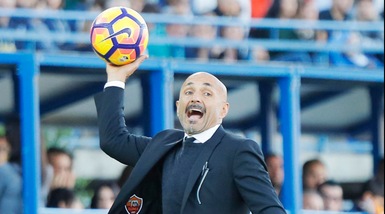 Serie A Roma, Spalletti: «Il fallo su Salah? La maglia si allunga ma non è rigore»