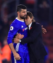 Premier League, l'abbraccio di Conte a Diego Costa