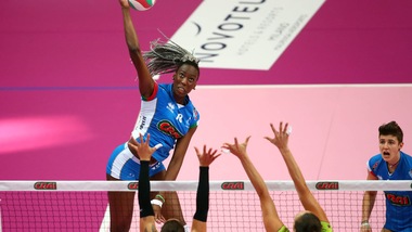 Foppapedretti Bergamo solitaria in vetta nella giornata del record di Egonu