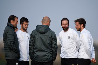 FOTO Juventus: Allegri abbraccia Pjanic, Higuain ascolta Marchisio