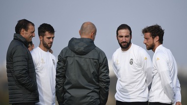 FOTO Juventus: Allegri abbraccia Pjanic, Higuain ascolta Marchisio