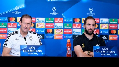 Juventus: Allegri e Higuain presentano la sfida di Champions League, le immagini