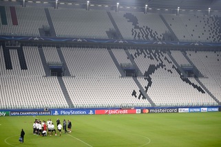 FOTO Il Lione si allena nello Stadium deserto