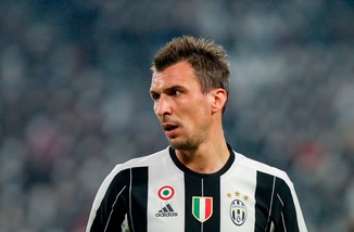 Juventus, Mandzukic in campo con tutore alla mano: infrazione ossea