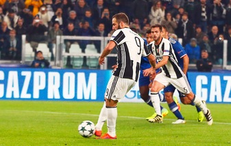 Champions League, Juventus-Lione: la fotosequenza del rigore di Higuain