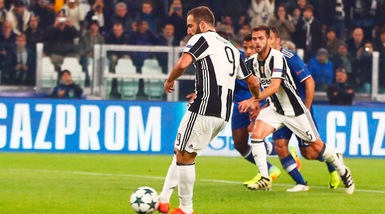 Champions League, Juventus-Lione: la fotosequenza del rigore di Higuain
