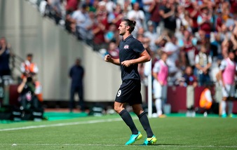 West Ham, paura per Carroll: minacciato da due uomini armati