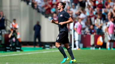 West Ham, paura per Carroll: minacciato da due uomini armati