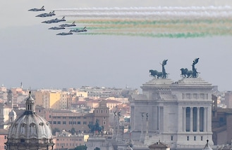 Roma, le Frecce Tricolori colorano il cielo sopra l'Altare della Patria