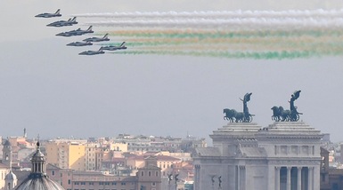 Roma, le Frecce Tricolori colorano il cielo sopra l'Altare della Patria