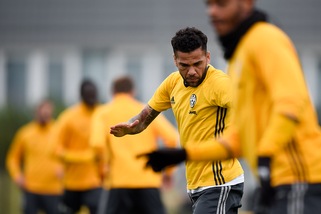 La Juve si allena. Dani Alves, l'occhio migliora