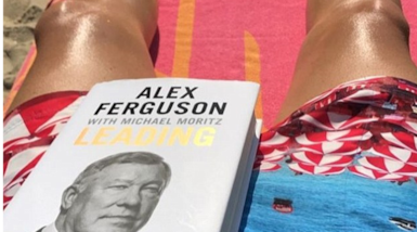 FOTO Chi sta leggendo la biografia di Ferguson in riva al mare?