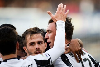 Mandzukic-Pjanic: la Juve vince con il Chievo