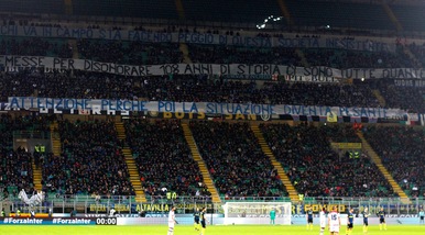 Inter, lo striscione dei tifosi: «Solo giocatori peggio di questa società»