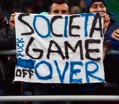 Inter, i tifosi contestano la società. Solidarietà a De Boer