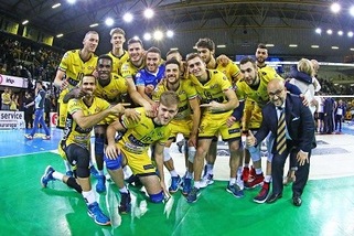 Modena solitaria in vetta. La Lube perde un punto con Perugia