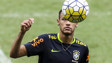 Barcellona, Neymar. Il padre-agente: «Per prenderlo servono 430 milioni»