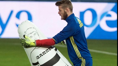 Fair play De Gea col pupazzo di plastica...