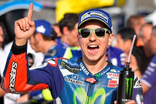 MotoGp, Valencia:  trionfa Lorenzo, Iannone terzo davanti a Rossi