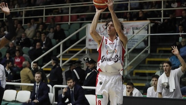 Della Valle sbanca Avellino, Caserta ride con Watt