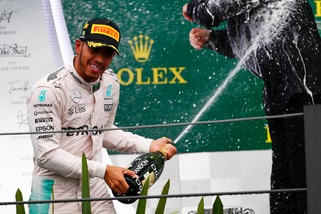 Gp Brasile, Hamilton vince sotto il diluvio. Vettel quinto