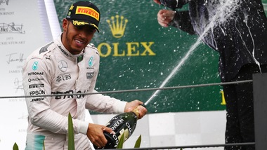 Gp Brasile, Hamilton vince sotto il diluvio. Vettel quinto