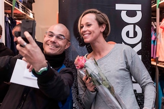 Federica Pellegrini inaugura uno store: Milano si ferma