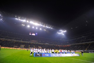 Italia-Germania, fischiato l'inno tedesco a S.Siro ma gli azzurri applaudono