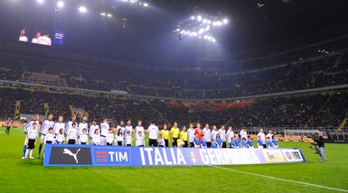Italia-Germania, fischiato l'inno tedesco a S.Siro ma gli azzurri applaudono
