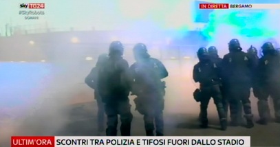 Atalanta-Roma, caos nel dopo gara. Scontri tra tifosi e polizia
