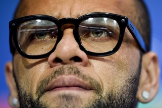 Dani Alves, il look è da intellettuale a Siviglia