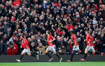 Nascosti nel bagno dell'Old Trafford per tifare Manchester