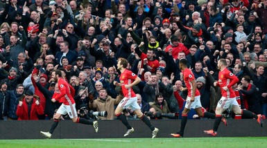Nascosti nel bagno dell'Old Trafford per tifare Manchester