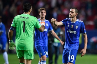 Juventus, festa Champions. Barzagli: «Bravi ragazzi». Dybala: «Non vedo l'ora di esultare con voi»