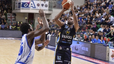 Holloway gela Sassari, Dinamo in piena crisi